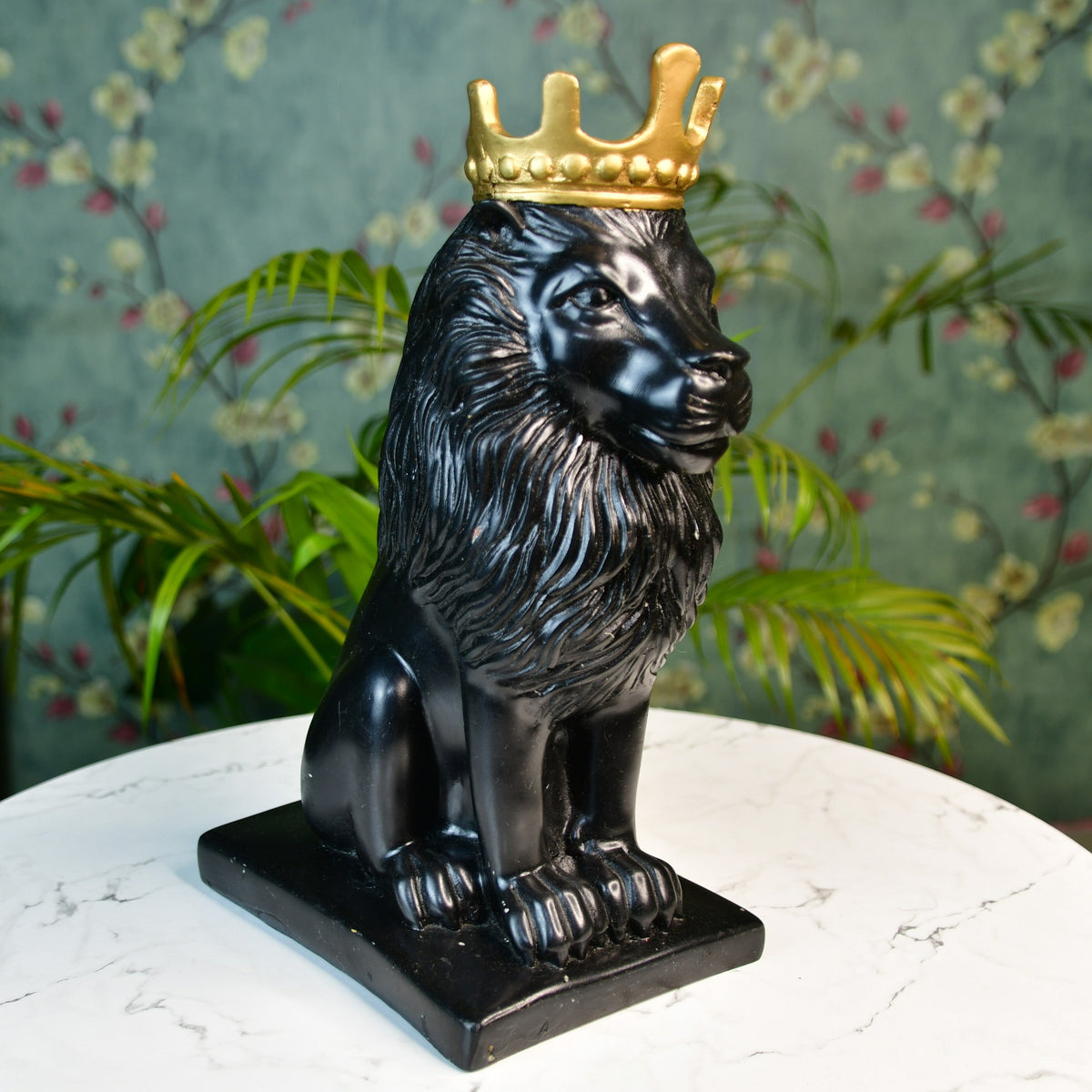MAYII luxury lion showpiece decor in black with a gold crown on a white marble table