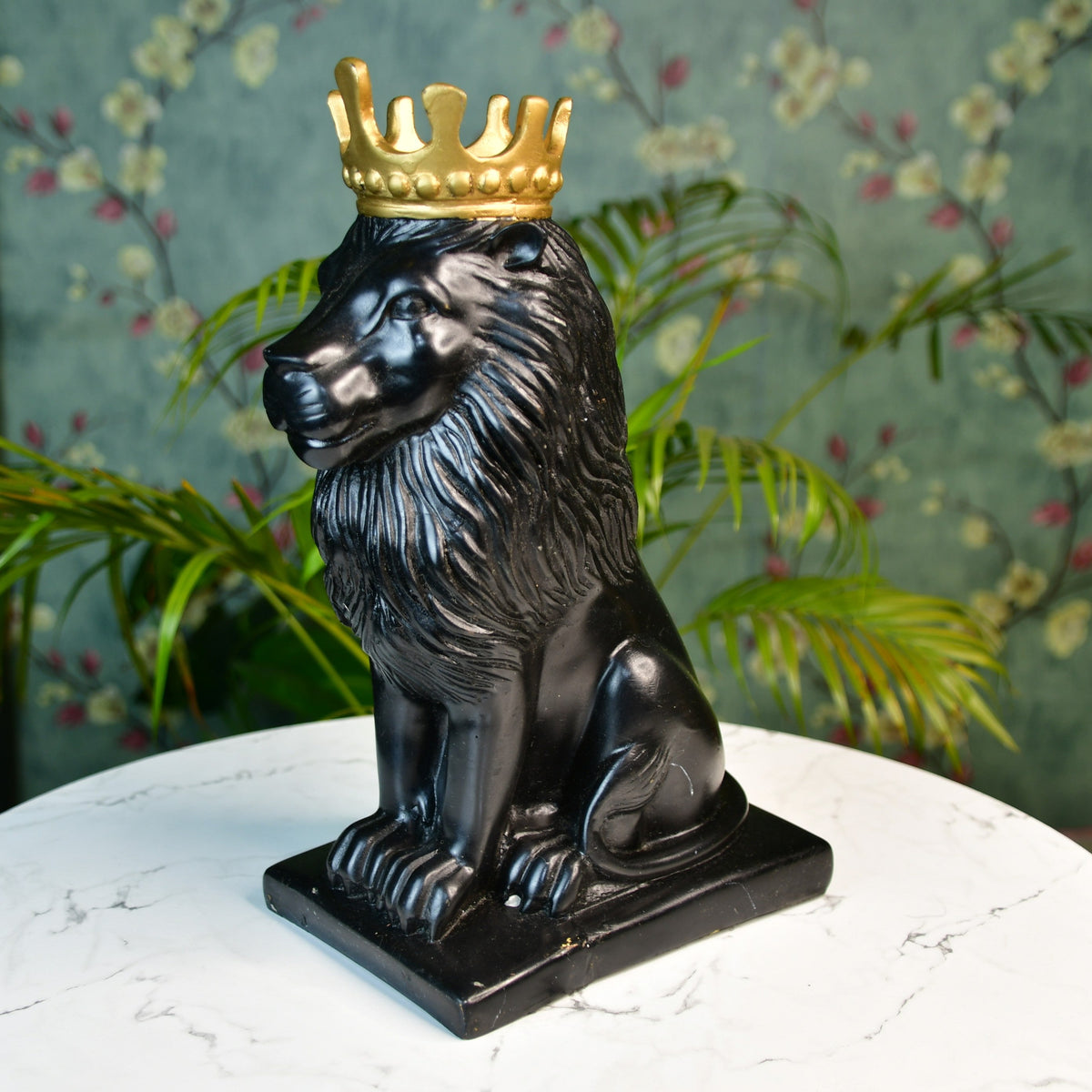 MAYII luxury lion showpiece decor in black with a gold crown tabletop statue