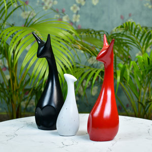 MAYII resin cat figurine set with black, white, and red minimalist cat sculptures on marble tabletop